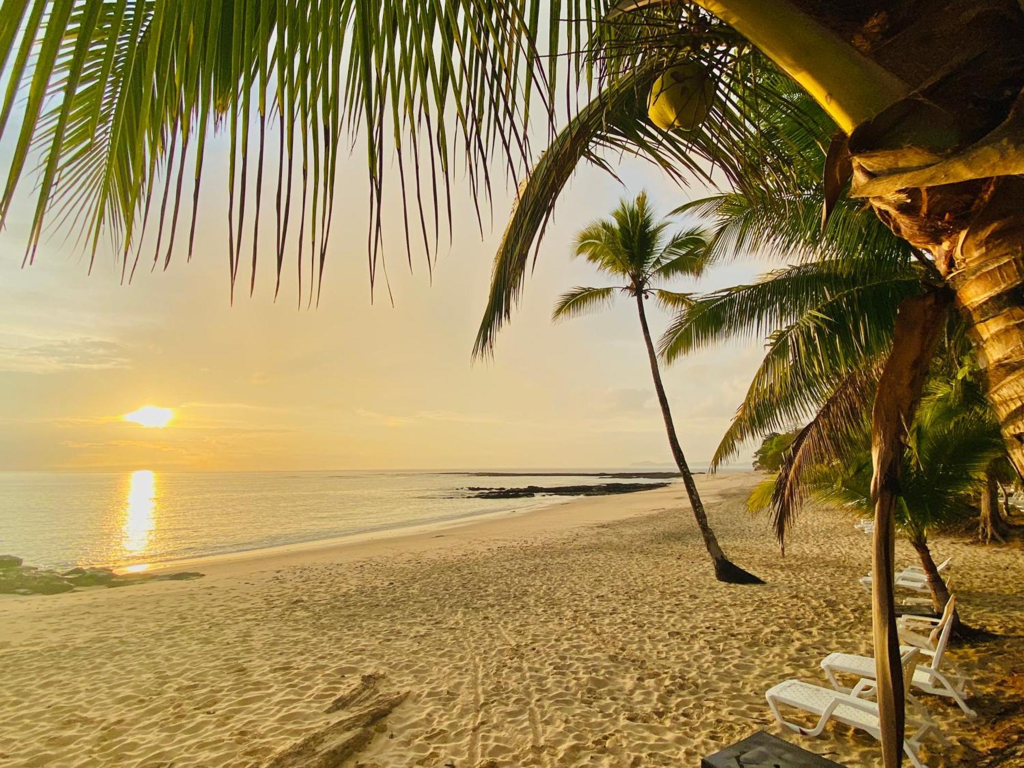 Sonny Island Resort Cabanas Frente Al Mar Punta Bajo Rico Ngoại thất bức ảnh